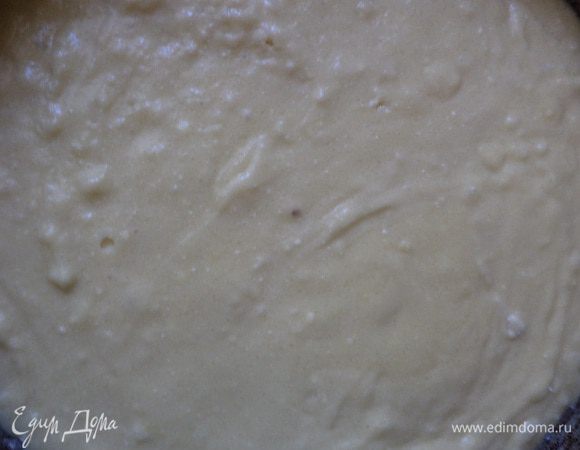 Добавить просеянную муку, перемешать. Аккуратно вмешать взбитые белки. 
В последнюю очередь добавить погашенную уксусом соду, перемешать.
Тесто выложить в смазанную маслом форму, выпекать 40 минут при температуре 180 градусов.