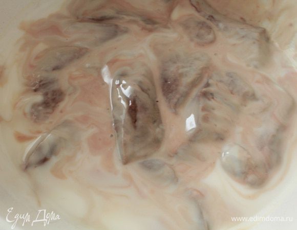 Печень нарезать пластинами толщиной 2-2,5 см,залить кефиром,накрыть крышкой и убрать в холодильник на 2-3 часа. Величину отбивных определяйте сами,можно сделать их покрупнее или небольшие.