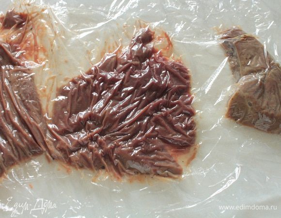 Достать печень из холодильника, отбить через пленку.