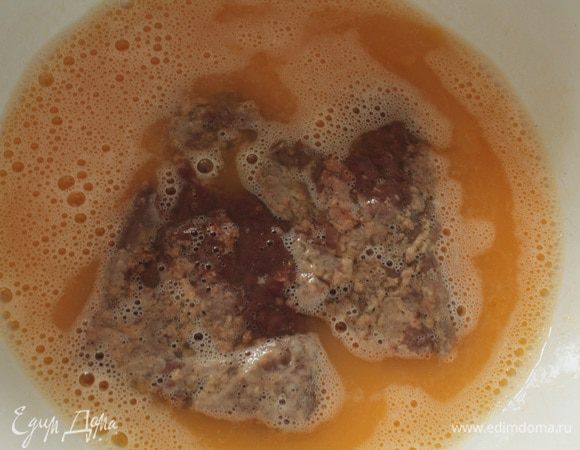 Взбить яйца с щепоткой соли и молотого перца. Каждую отбивную окунуть в приготовленную смесь.