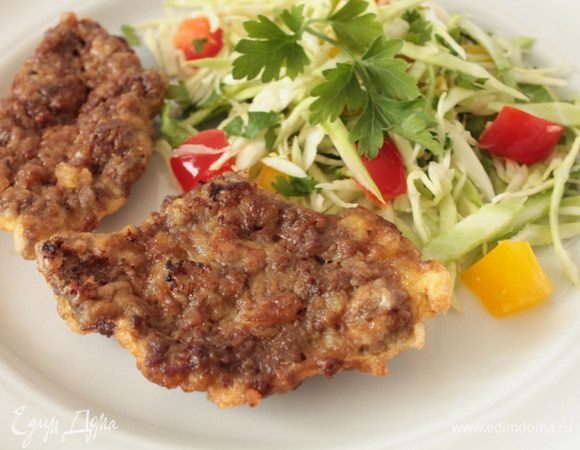 Нагреть сковороду с растительным маслом и обжарить отбивные до золотистого цвета на небольшом огне. Подавать с овощным салатом. Приятного вам аппетита!