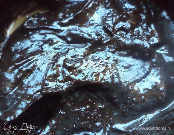 Для глазури соединить в маленькой кастрюльке какао, сахар и сметану. Поставить на небольшой огонь и при постоянном помешивании довести до кипения. Затем добавить масло, тщательно перемешать.