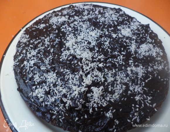 Нанести глазурь на охлаждённый пирог, посыпать сверху кокосовой стружкой.