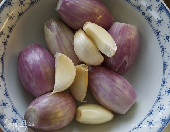 Очистить лук-шалот и чеснок (с чеснока можно не снимать кожицу). Вымыть веточки розмарина и отделить иголочки (частично).