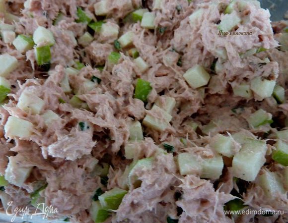 Все ингредиенты перемешать, откорректировать специи , выжать лимонный сок по вкусу . 

