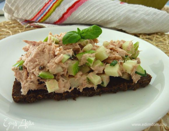 Особенно вкусно на кусочке ржаного хлеба. 
