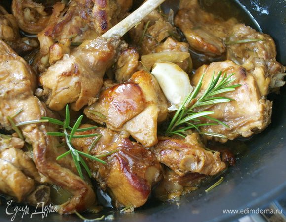 Готового кролика можно подавать на стол прямо в кастрюле вместе с выделившимся при тушении соусом.