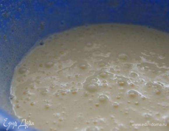 Яйца взбить с сахаром до бела.