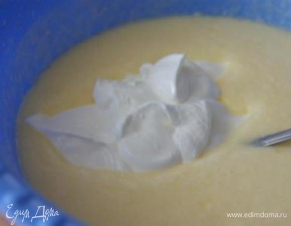 Добавить сгущенное молоко и сметану, тщательно перемешать.