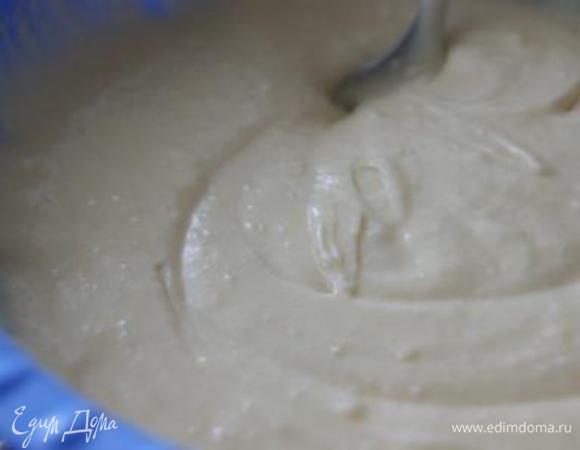 Добавить миндальную и пшеничную муку с разрыхлителем, замесить тесто. Оно не должно быть слишком густым.