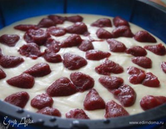 Клубнику порезать пополам, выложить на тесто.