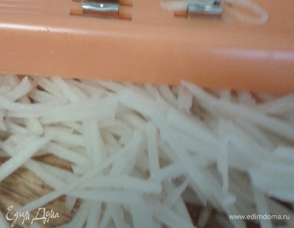 Картофель помыть, очистить, натереть на терке.