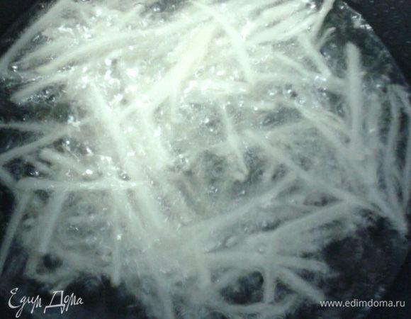 Быстро обжарить в большом количестве растительного масла.