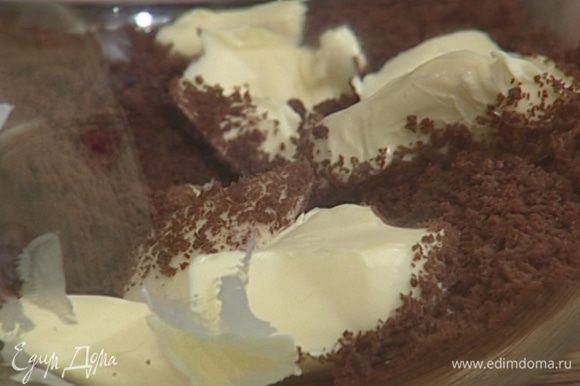 Шоколадное печенье измельчить в крошку и растереть со 100 г предварительно размягченного сливочного масла.