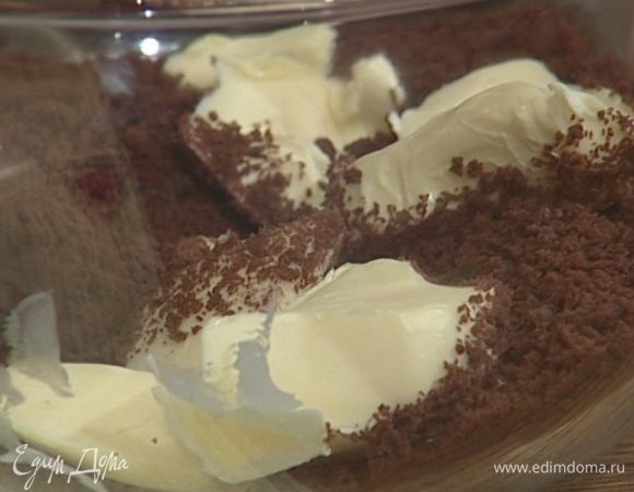 Шоколадное печенье измельчить в крошку и растереть со 100 г предварительно размягченного сливочного масла.