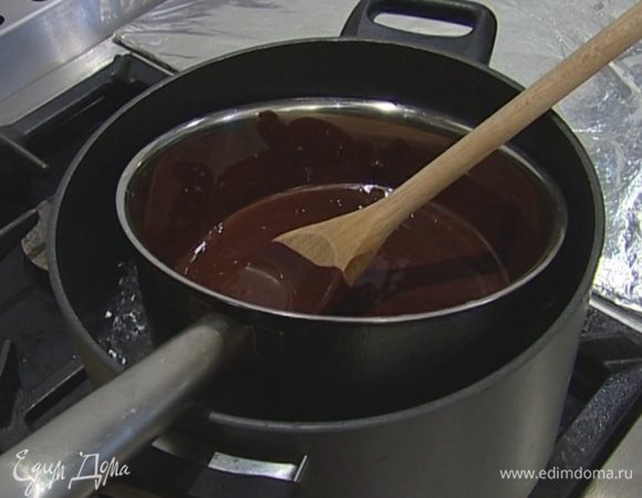 Шоколад растопить на водяной бане, добавить в него оставшееся сливочное масло.