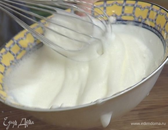 Белки взбить венчиком со щепоткой соли.