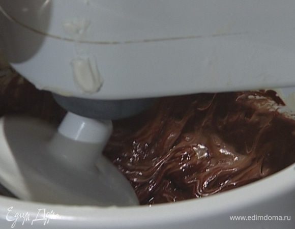 Соединить взбитые желтки со сливочным сыром, добавить шоколад и перемешать.