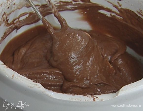 Осторожно ввести белки и еще раз тщательно перемешать.