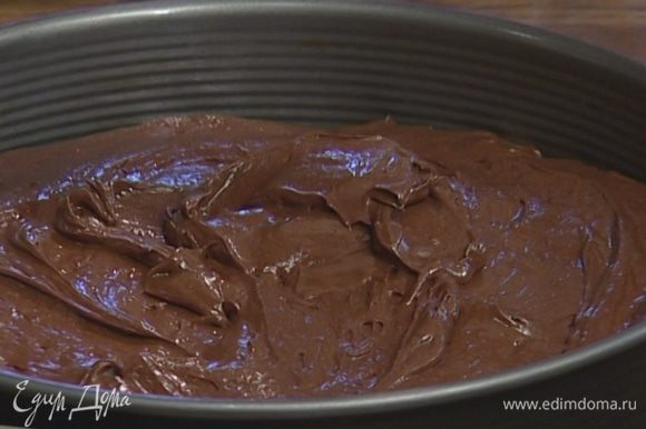 Выложить шоколадно-сливочную массу на готовый корж.