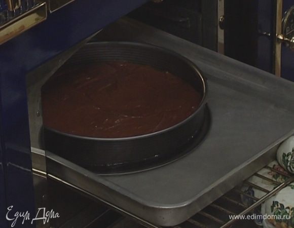 В большой глубокий противень влить кипящую воду и поставить туда форму. Выпекать 40 минут в разогретой духовке.