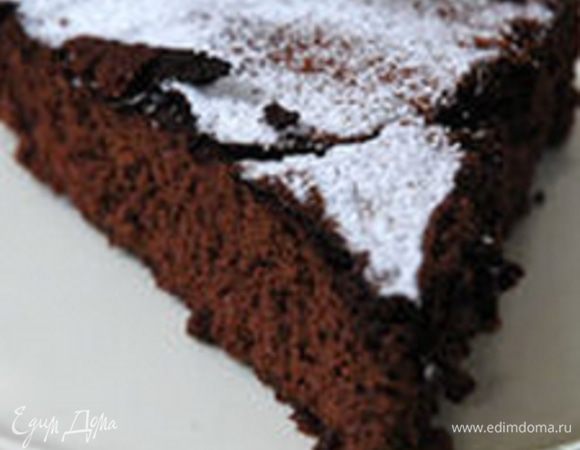 Готовый чизкейк остудить и поставить на 4–6 часов в холодильник, затем посыпать какао-порошком и сахарной пудрой.