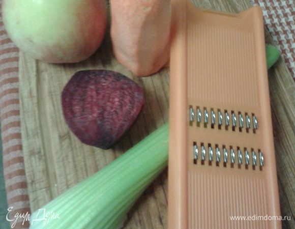 Овощи помыть, почистить. Свеклу взять сырую, ее нужно небольшое количество, иначе она забьет остальные вкусы! Яблоко лучше зеленое ( у меня какое было).