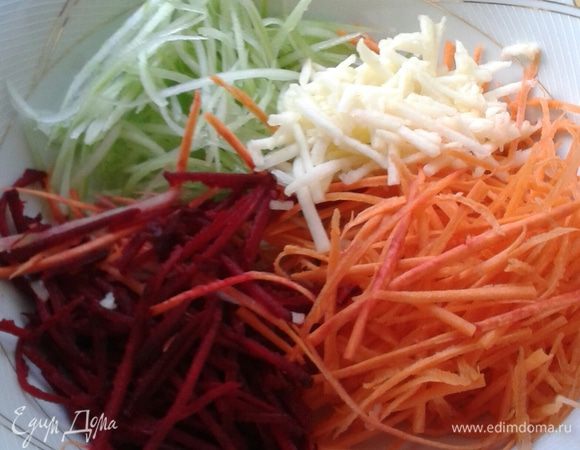 Все натереть на терке соломкой. В этой терке залог вкуса, иначе, будет все по - другому.