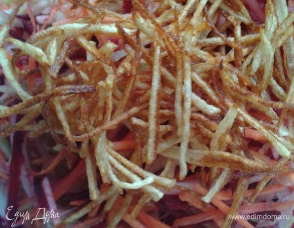 Приготовить заправку: оливковое масло, горчицу, сок лимона, щепотку сахарной пудры, мелко порубленный чеснок,  соль, перец, сухие итальянские травы -  смешать, и хорошенечко взболтать (для этого возьмите емкость для приготовления заправки с крышкой).