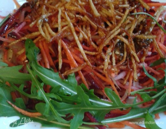 Свеклу, сельдерей, яблоко и морковь смешать, сверху выложить жареный картофель полить заправкой. Украсить руколой.