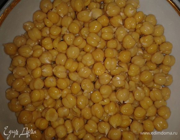 После того, как горох сварен, слить отвар в другую емкость, а сам нут залить холодной водой и очистить от шелухи, чтобы он получился гладким и блестящим.