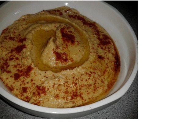 Подавать, полив оливковым маслом и посыпав паприкой. 