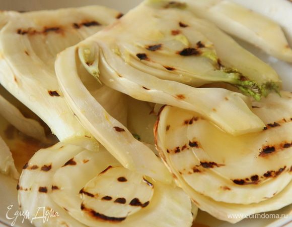 Выкладываем фенхель в салатник, из половины апельсина выдавливаем сок и маринуем в нем фенхель минут 5. В это время красную рыбку готовим на сковороде гриль и разбираем ее на волокна. Извините, но процесс не сфотографировала.