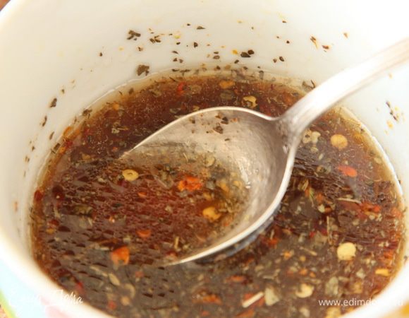 Готовим маринад: сливаем апельсиновый сок, в котором мариновался фенхель, в отдельную посуду, добавляем к нему соевый соус, мед, растительное масло, перец чили и черный молотый перец. Все смешиваем.