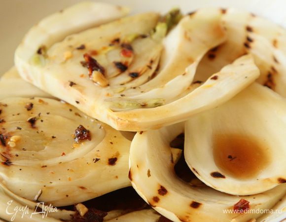 Горячим соусом поливаем фенхель.