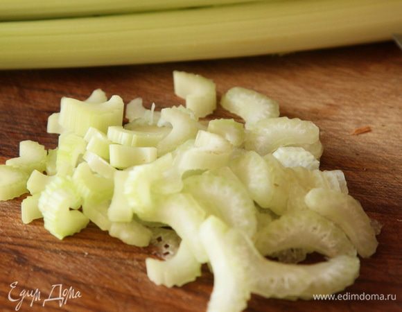 Нарезаем сельдерей и отправляем к фенхелю.