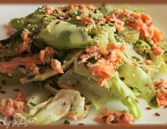 Выкладываем на порционные тарелки, добавляем кусочки красной рыбы, посыпаем кунжутом и семенами льна. Приятного аппетита!