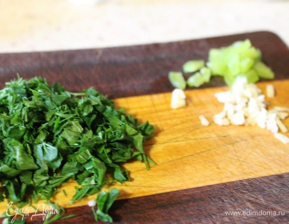 В конце варки добавить мелко рубленную зелень, перец и чеснок.