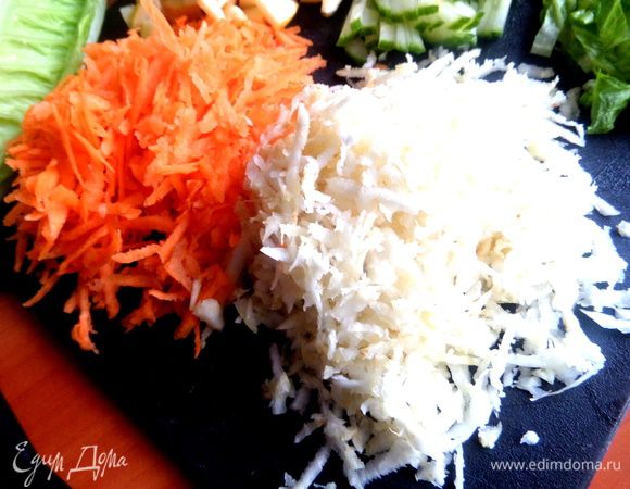 Сельдерей с морковкой натереть на средней тёрке.