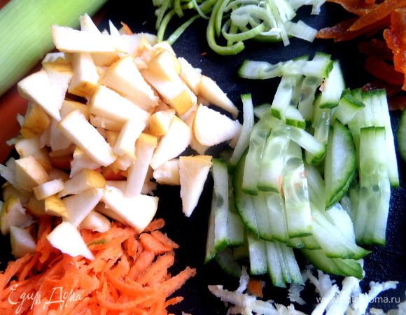 Яблоко,огурец покрошить на кусочки. Яблоко сбрызнуть лимонным соком.