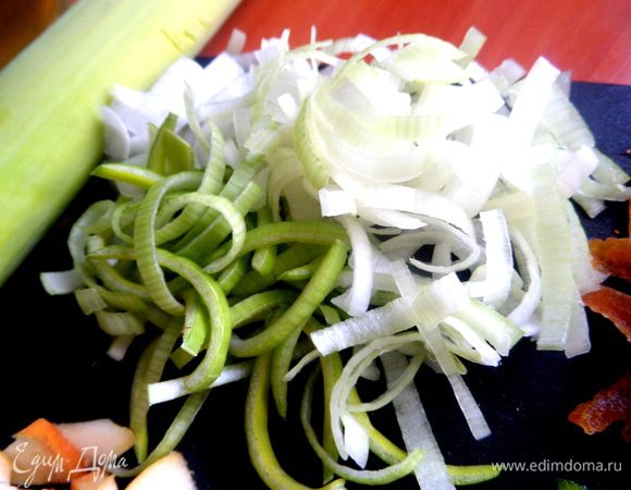 Лук порей нарезать полукольцами.