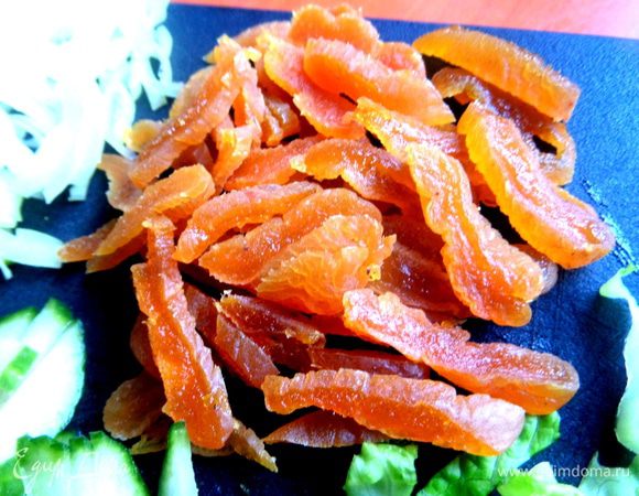 Курагу выбрать мягкую и сочную! Если сильно вяленая,то обязательно замочить или хотя бы зашпарить ненадолго кипятком, иначе всё испортите. Нарезать соломкой.