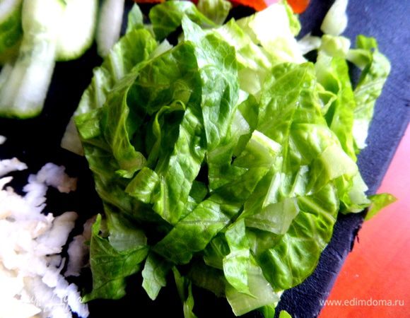 Несколько листочков салата нарезать длинной стружкой.