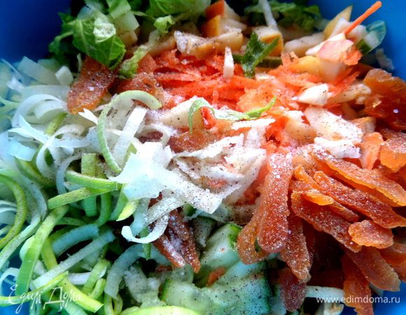 Посолить, поперчить сейчас или в заправке. Можно слегка помять!