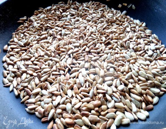 Семечки обжариваем, постоянно помешивая и вовремя выключаем, чтобы не было подгорелых бочков)))
