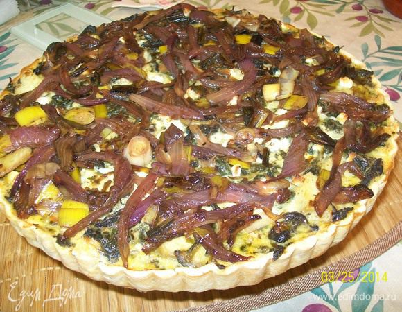 Выбираем из духовки и красиво распределяем карамелизированный лук на поверхности выпеченного киша, чтобы просматривались кусочки сыра кое-где..