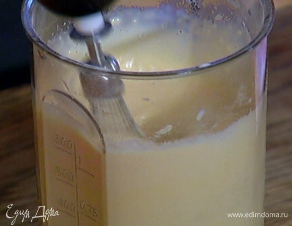 Яйца посолить, добавить муку, сахар, влить немного молоко и взбить миксером.