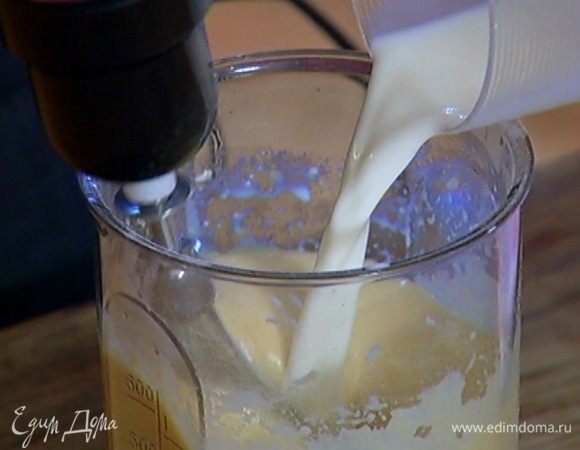 Не прекращая взбивать, порциями влить оставшееся молоко.