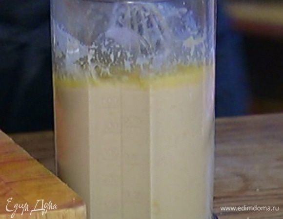 Добавить растопленное масло, перемешать и дать тесту несколько минут отдохнуть.