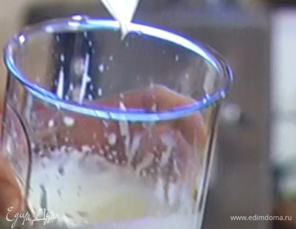 Сливки с медом взбить в пышную массу.